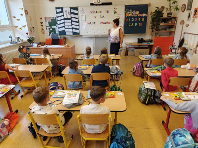 Děti sedící ve třídě